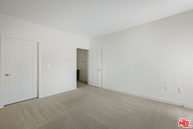 Building Photo - 436 S Virgil Ave