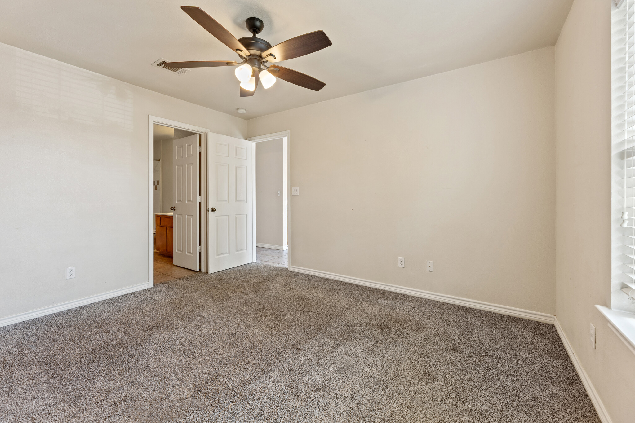 Building Photo - 102 Sendero Dr