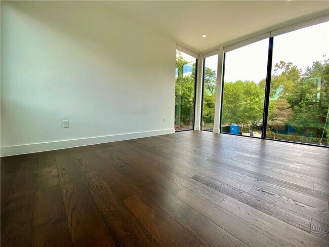 Building Photo - 1905 Riverview St