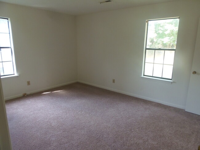 Building Photo - Charming 1 Story Brick Home