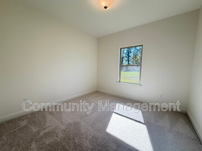 Building Photo - 3696 Waterbury Ave