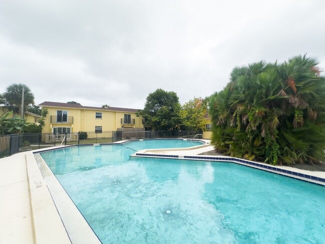 Building Photo - Affordable 3/2 in the Heart of Town And Co...
