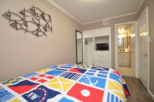 Building Photo - 6102 Seawall Blvd