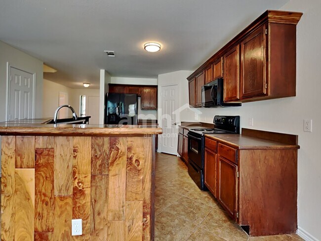 Building Photo - 315 Lakeside Dr