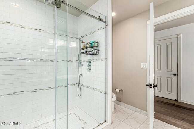 Building Photo - 6050 N Paradise View Dr