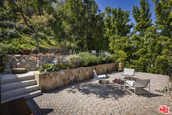 Building Photo - 631 Cross Ave