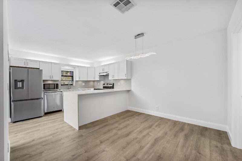 Building Photo - 2695 Albatross Rd N