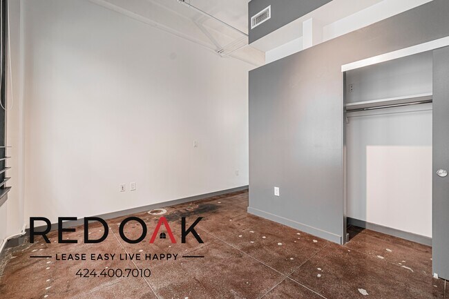 Building Photo - 430 S Broadway