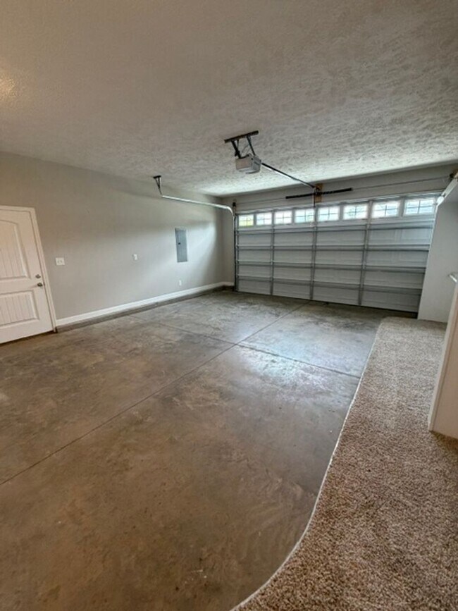 Building Photo - 311 Oak Pointe Cir E
