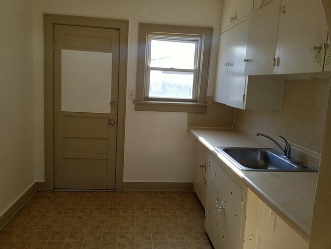 Building Photo - 203-203 E Mount Vernon St