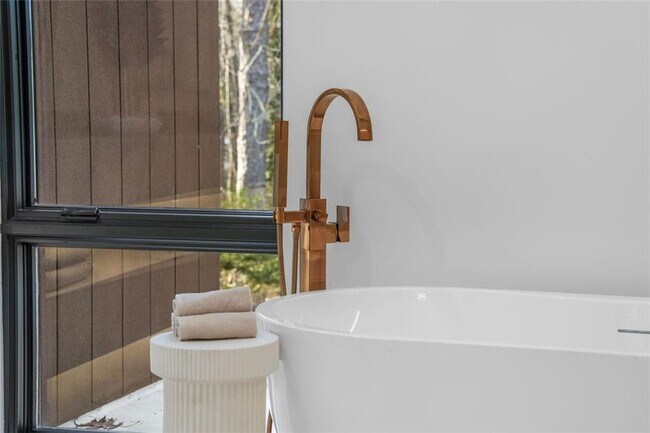 Building Photo - 1736 Cox Rd