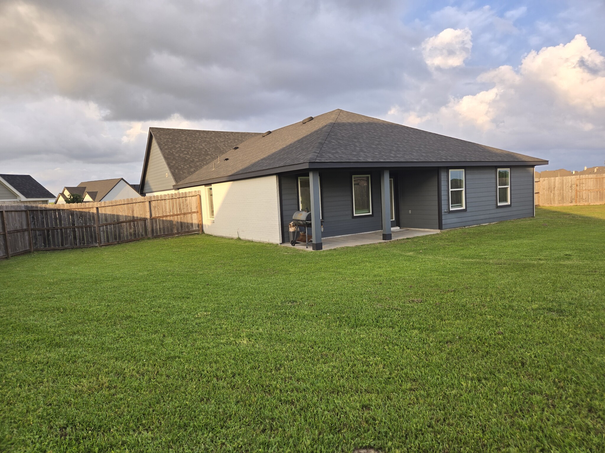 Building Photo - 3555 Crestfield Ln