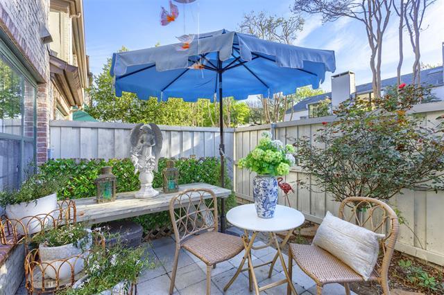 Building Photo - 5950 Lindenshire Ln