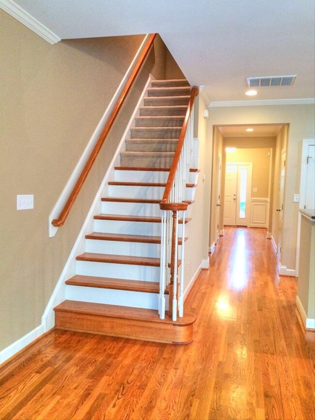 Building Photo - Beautiful 3 Bedroom / 2.5 Bathroom Townhome - Available End of June!
