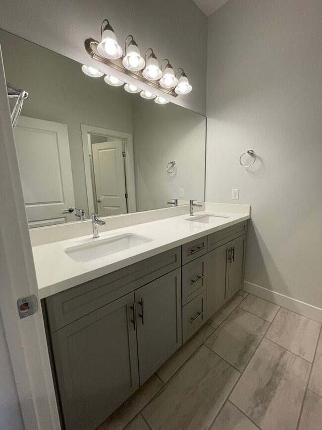 Building Photo - Beautiful Townhome in Providence Gated Com...