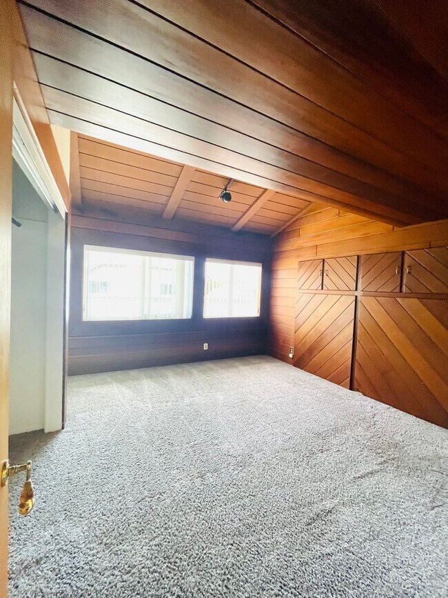 Building Photo - Coastal Living just step away from the BEACH~ Spacious - 3 story home with large living/dining ar...