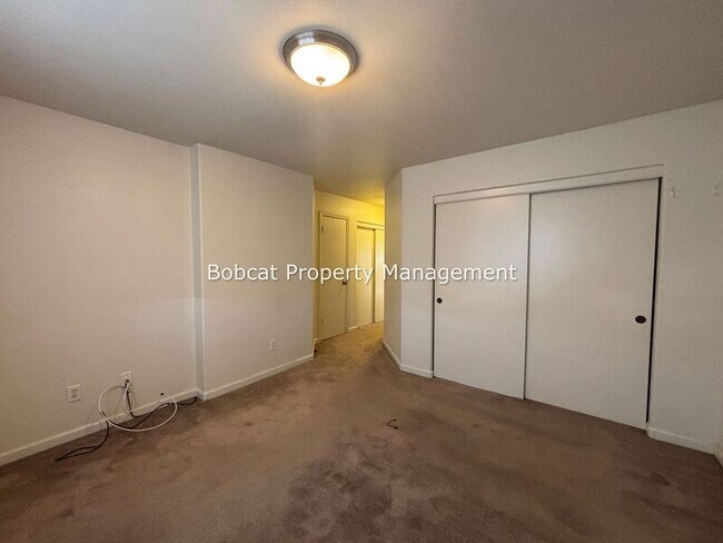 Building Photo - 217 Meadowood Ct