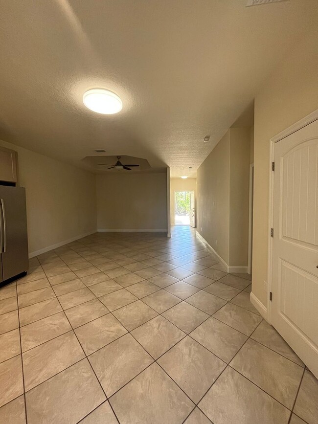 Building Photo - Charming 3 bedroom, 2 bathroom dulplex loc...