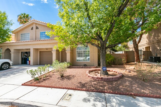 Building Photo - Freshly painted townhouse in Henderson wit...