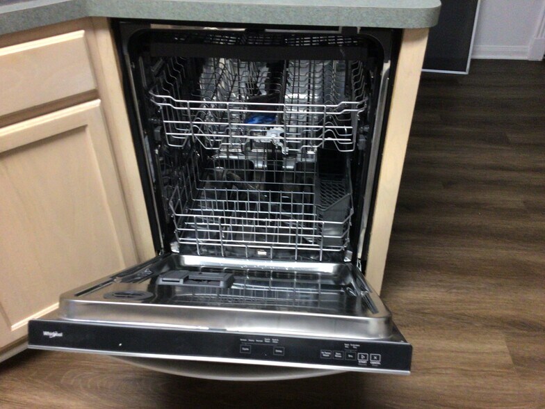 Brand new stainless steel dishwasher - 2913 Whisper Oaks Ln