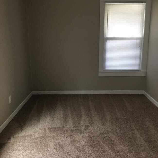 Building Photo - 4 Bedroom/2.5 bath home