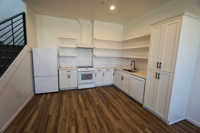 Building Photo - 805 Ashwood Ln