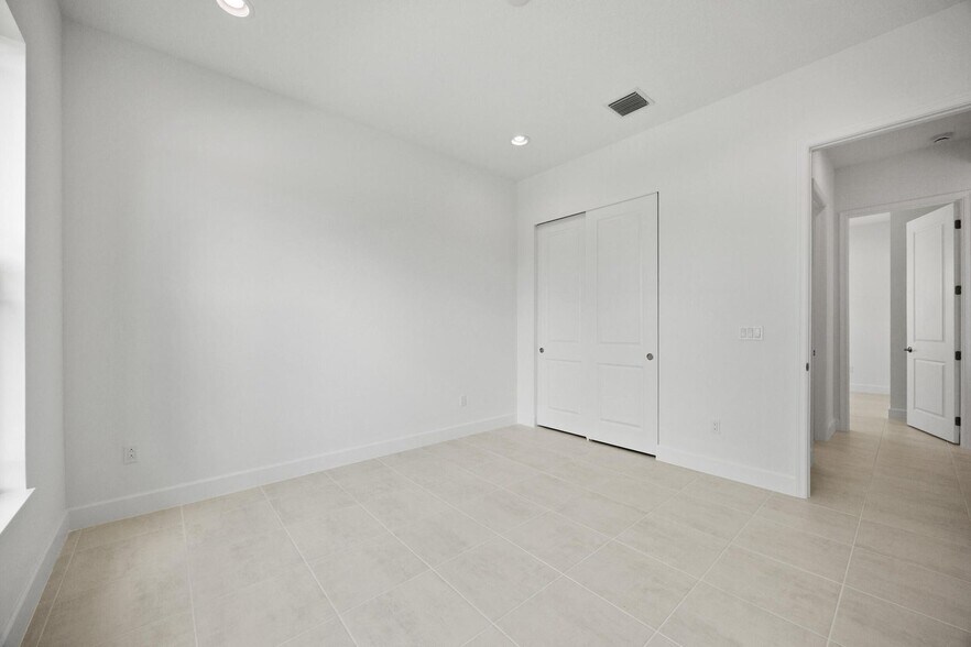 Building Photo - 15144 Wildwood Cir