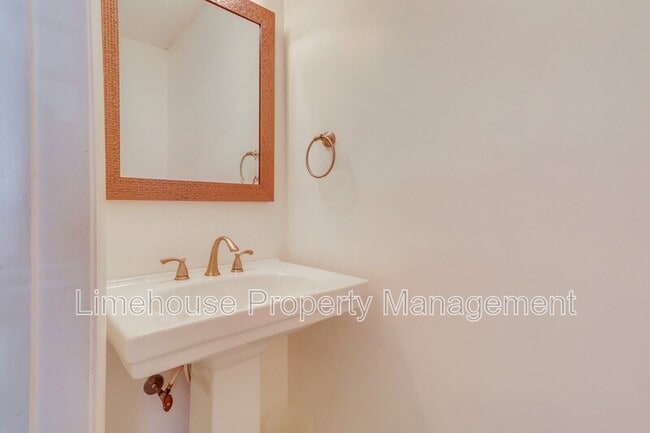 Building Photo - 749 Quesnel Dr