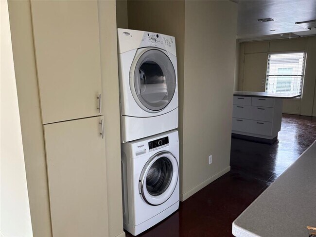 Building Photo - 2408 Leon St