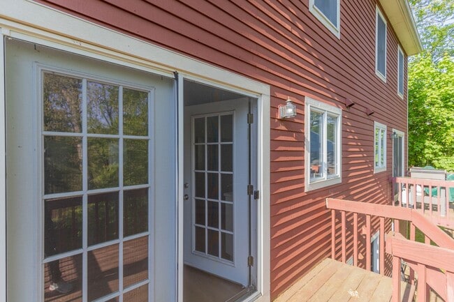 Building Photo - Beautifully Renovated 2 Bed, 2 Bath Coloni...