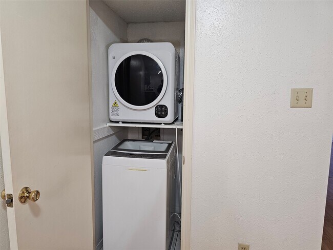 Building Photo - 2750 Holly Hall St