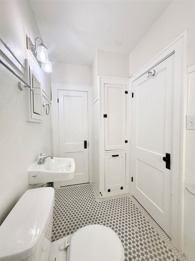 Building Photo - 1126 Berthea St