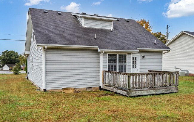 Building Photo - Adorable 3BD/2BA home in Murfreesboro with deck & attached garage!