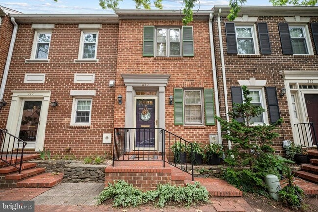 Primary Photo - 217 Oronoco St