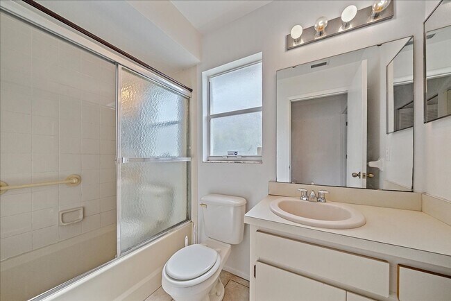 Building Photo - Annual 3 bed 2 bath house with a garage av...