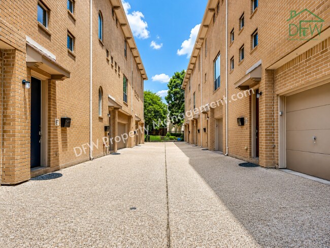 Building Photo - Luxury Renovated Townhome with Rooftop Skyline Views | Walk to Restaurants, Parks & More