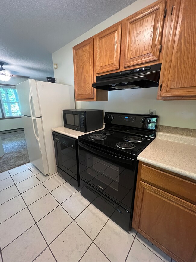 Kitchen includes fridge/freezer, stove/oven, microwave, and dishwasher - 267 Whitewater Overlook