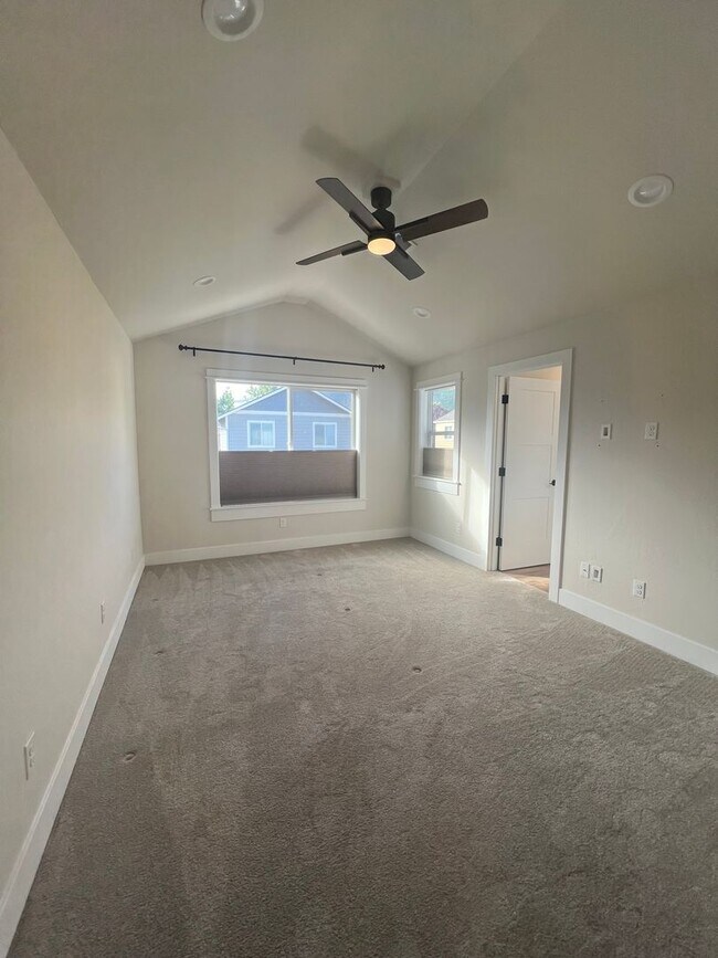 Building Photo - Charming three bedroom townhouse in the heart of Talent! | Available Mid May