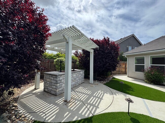 Building Photo - 493 Crescent Ln