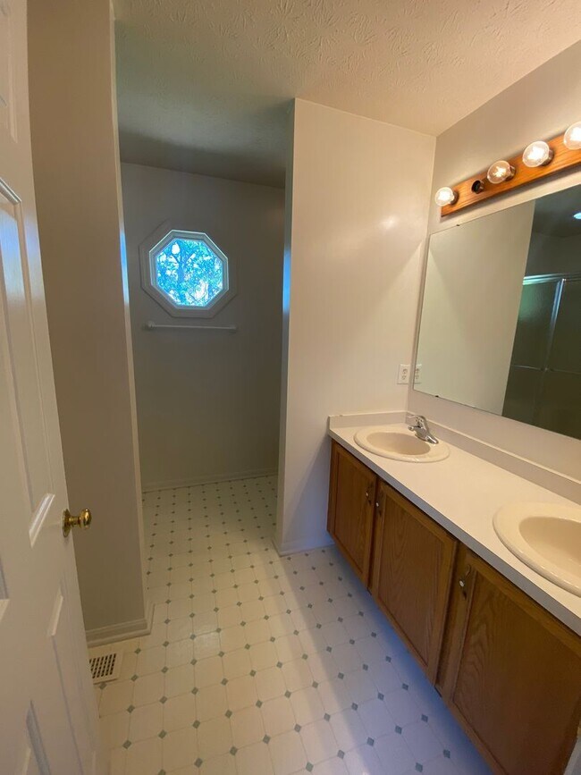 Building Photo - Spacious 4 Bedroom, 2.5 Bath Home