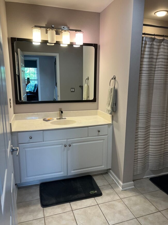 Building Photo - First Floor Condo at Bridgepointe - Beauti...