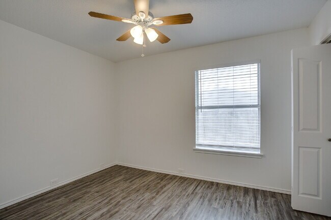 Building Photo - Freshly Updated 3/2/2 in Cooper!