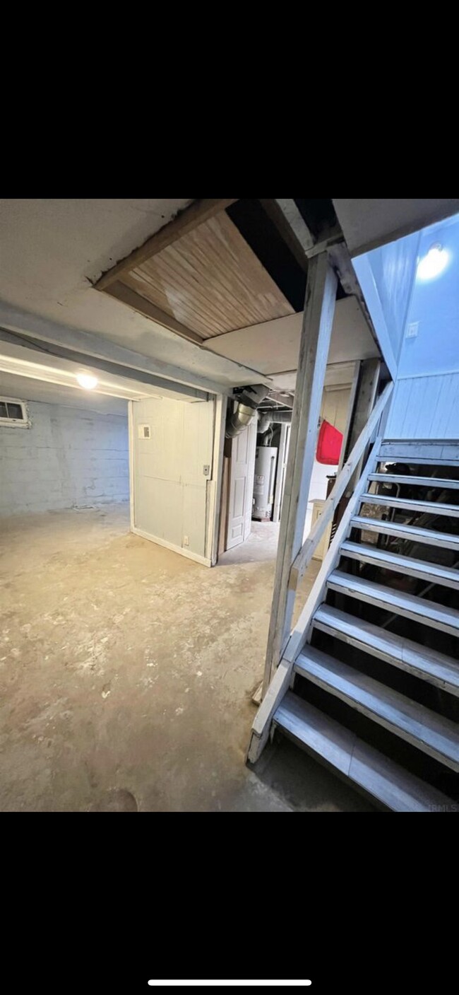Building Photo - 302 E Fox St