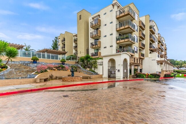 Building Photo - Beautiful & spacious 2 bedroom end unit condo in coastal Oceanside