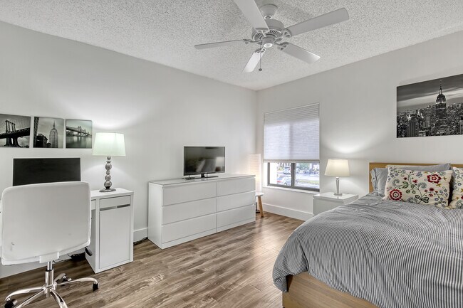 Building Photo - 300 E Club Cir