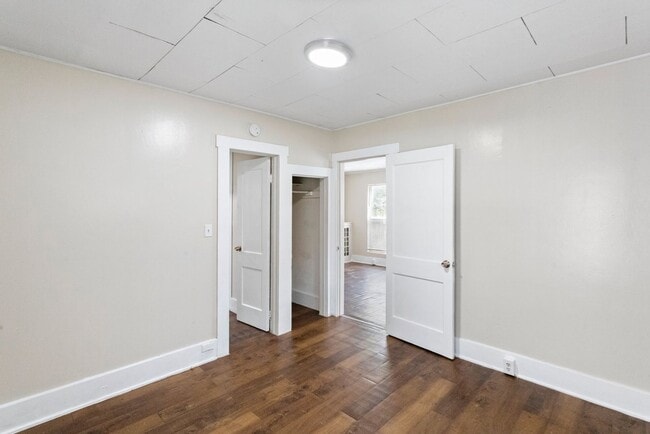 Building Photo - Spacious 3bdrm/1bath Home with large yard ...