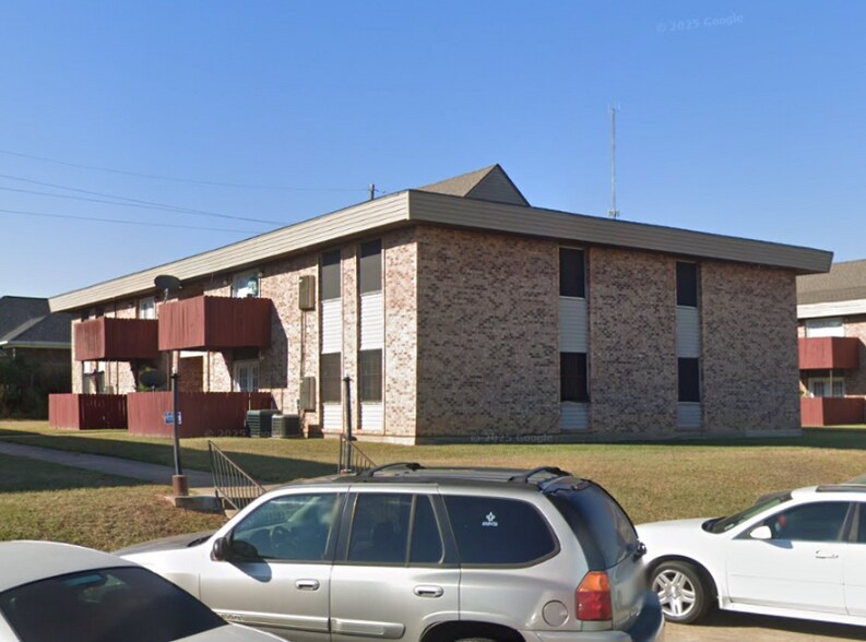 Primary Photo - 305 Greenbriar St