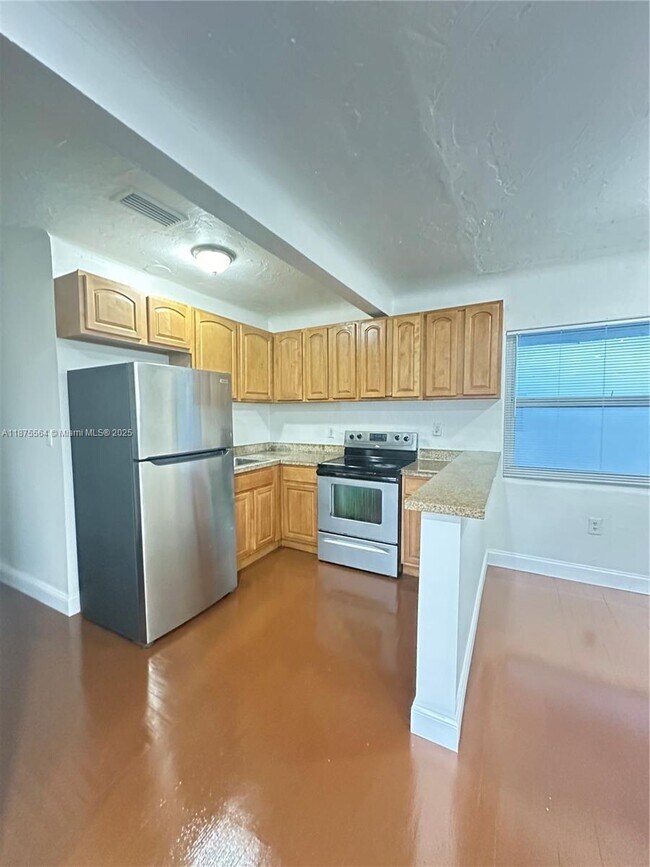 Building Photo - 2021 Bay Dr