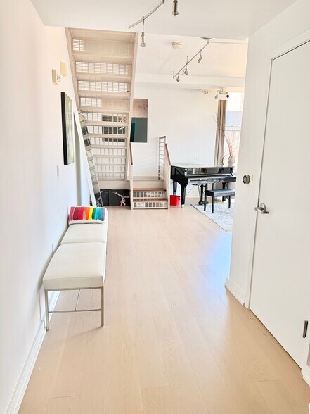 Building Photo - 207 King St