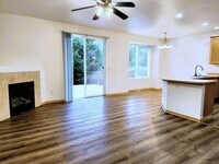 Building Photo - Comfort Meets Convenience in This South Hi...